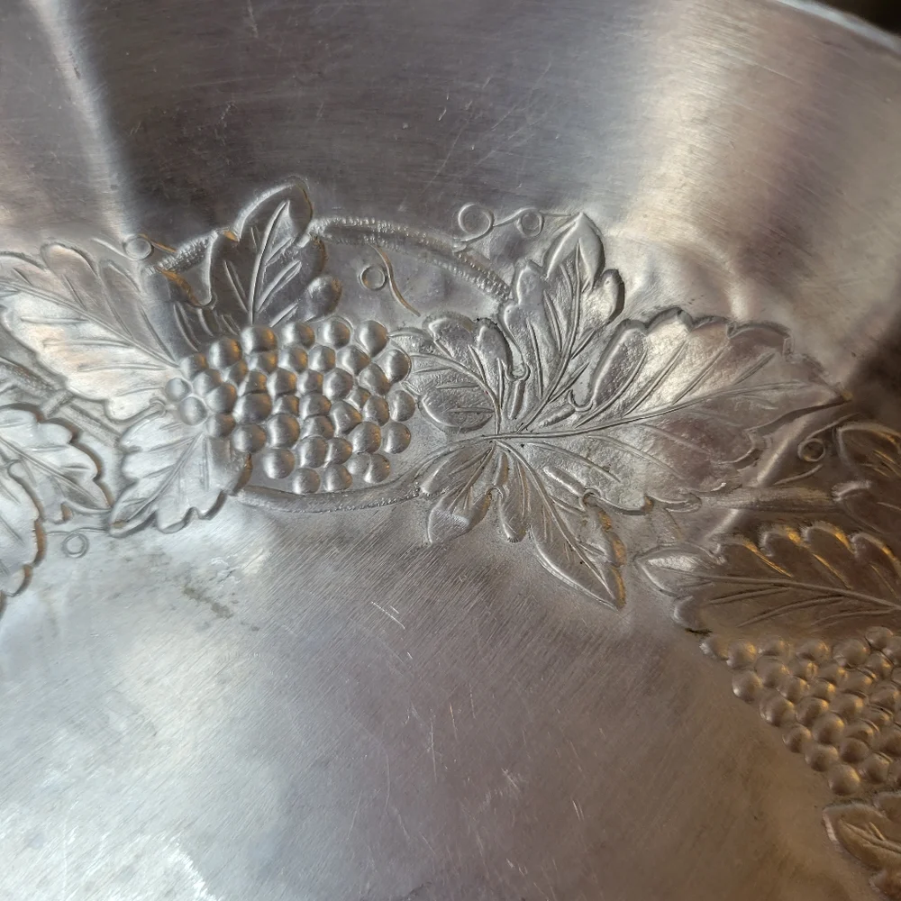 Everlast Forged Aluminum Basket with Handle ~ Grapes ~ Versatile Serveware